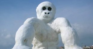 Oto tamirci, kardan heykelleri ile heykeltıraşlara adeta taş çıkardı