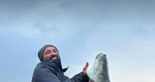 Amatör balıkçı, oltayla 1.16 metre uzunluğunda turna balığı tuttu