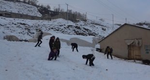 Çocuklar karın keyfini kartopu oynayarak çıkardı