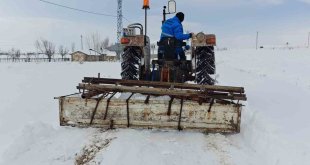 Traktörün arkasına bağladığı aparatla mahallenin yolunu açıyor