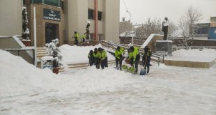 Özalp'ta karla mücadele çalışması devam ediyor