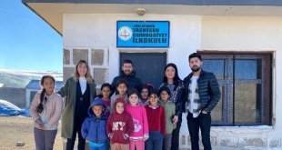 Çocukları sevindirmek için köy köy geziyorlar