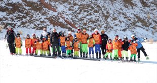 Erzurum'un kırsal mahallelerindeki çocuklar kayakla tanışıyor