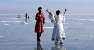 Buzla kaplı Çıldır Gölü üzerinde Kafkas dansı gösterisi