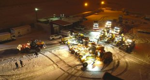 Tuşba Belediyesi yollarda karla mücadele çalışması yürütüyor