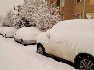 Van'da beklenen kar yağışı başladı, onlarca yerleşim yeri yolu kapandı