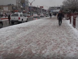 Erciş'te beklenen kar yağışı başladı