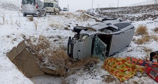 Ağrı'da hafif ticari aracın devrilmesi sonucu 1 kişi öldü, 2 kişi yaralandı