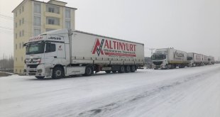 Kars'ta yoğun kar yağışı nedeniyle tırlar yolda kaldı