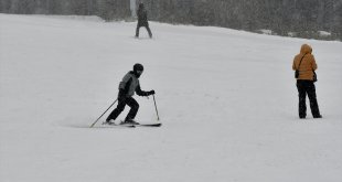 Sezonu açamayan Cıbıltepe Kayak Merkezi kar yağışıyla hareketlendi