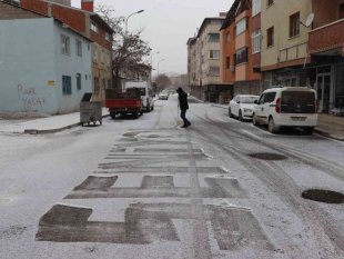 Oltu ilçe merkezine yılın ilk karı yağmaya başladı
