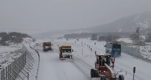 Bingöl'de karayolları ekiplerinin karla mücadelesi