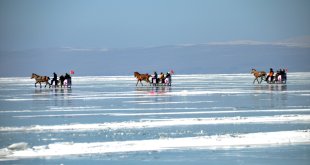 Buzla kaplı Çıldır Gölü'nün cazibesi artıyor