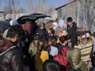 Başkan Turan'dan çocuklara bot ve mont desteği