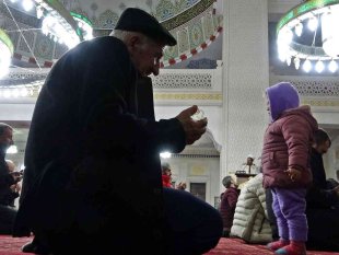 Yüksekova'da camiler doldu, eller semaya kalktı