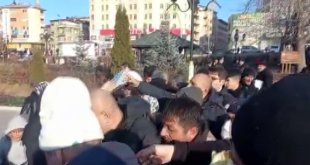CHP Erzurum'da Kur'an-ı Kerim dağıttı, vatandaşlar birbirleriyle yarıştı