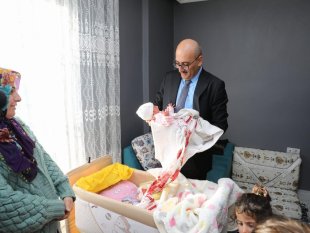 Başkan Vekili Aydın, bebek sahibi olan ailelerin sevincine ortak oldu