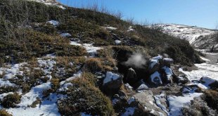 Nemrut'un yazın kuruyan 'Buhar Bacaları' kışın yeniden aktifleşti