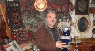 17 yılda biriktirdiği antika eşyalarına gözü gibi bakıyor