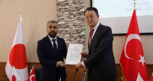 Japonya Büyükelçiliğinden Edremit Belediyesine 'arama kurtarma aracı' hibesi