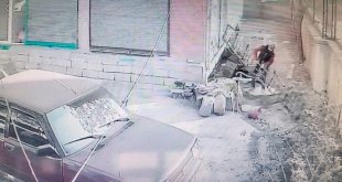 Iğdır'da gündüz vakti hırsızlık: Söktüğü camın çerçevesini kendi malı gibi götürdü