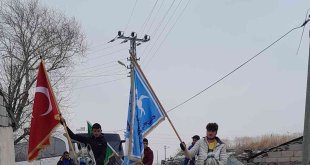 Karslı turistleri ciritçiler atlarla karşılıyor