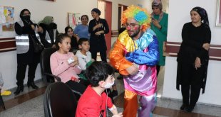 Erzurum'da hastanede yatan çocuklar palyaçolu sürprizle moral buldu