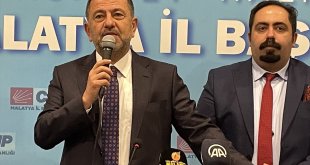 CHP Genel Başkan Yardımcısı Ağbaba, Malatya'da partisine üye olanlara rozet taktı: