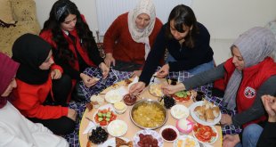 Erzincanlı gençler engelli ve yaşlıların evlerini temizliyor