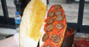 Elazığ'da 2022 yılında 2 milyondan fazla ekmek arası salçalı köfte satıldı