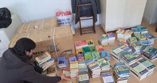 Çıldır'da öğrencilere karne hediyesi olarak kitap dağıtıldı