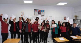 Erzincan'da öğrenciler karne heyecanını sazlı sözlü türkülerle yaşadı