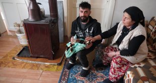 Erzincanlı göçer aile, biberonla evde baktıkları erken doğan kuzuyu yaşatmaya çalışıyor