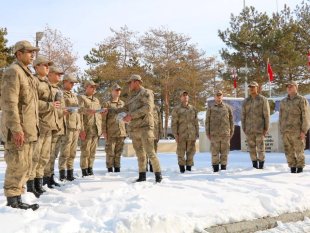 Sebahat Teyze'den jandarmaya örme çorap