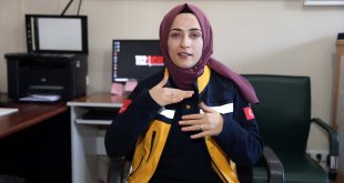 İşitme engelli hastalara yardımcı olabilmek için işaret dilini öğrendi