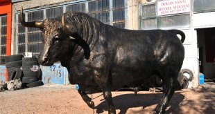 Üniversite öğrencileriyle kilden yaptığı dev heykelleri yurt dışına pazarlıyor