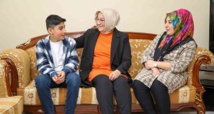 Van Büyükşehir Belediyesi 300 diyabetli çocuğa cihaz hediye etti