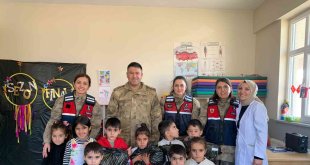 Jandarmadan köy okulu öğrencilere sürpriz