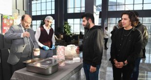 Rektör Çakmak'tan öğrencilere çorba ikramı