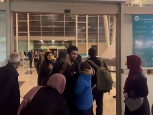 Güney Kore'de bırakmak zorunda kaldığı oğlunu 8 yıl sonra kucakladı