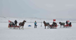 Kars'ta buz üstünde atlı kızakla gezdiler, soğuğa aldırış etmeden horon teptiler