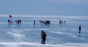 Yüzeyinin büyük bölümü donan Çıldır Gölü'nde hafta sonu keyfi yaşanıyor