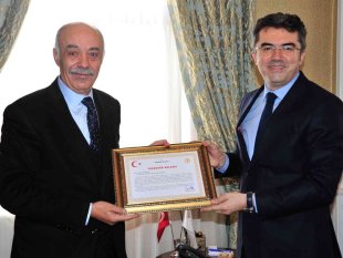 Vali Memiş'ten Yücelik'e teşekkür belgesi