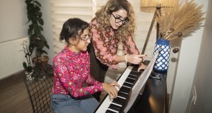 Tuncelili Elif, boş zamanlarını internet yerine piyano başında değerlendiriyor