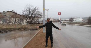 Cadde ortasında kalan ev, görenleri şaşırtıyor: "Adamın biri yolun buradan geçip geçmediğini sordu"