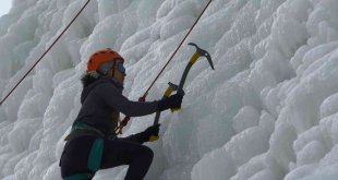 Buz duvarına tırmanan dağcılar nefes kesti