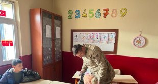 Ağrı'da jandarma köy çocuklarını sevindirmeye devam ediyor