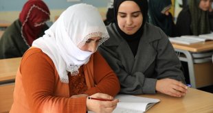 Muradiye'de kurslara katılan 372 kişi okuma yazma öğrendi