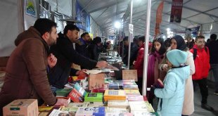 Kitap fuarında Kürtçe kitap standına yoğun ilgi