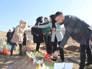 Kimsesizler mezarlığına gömülmüştü, Elazığlılar engelli kızın 'kimsesi' oldu